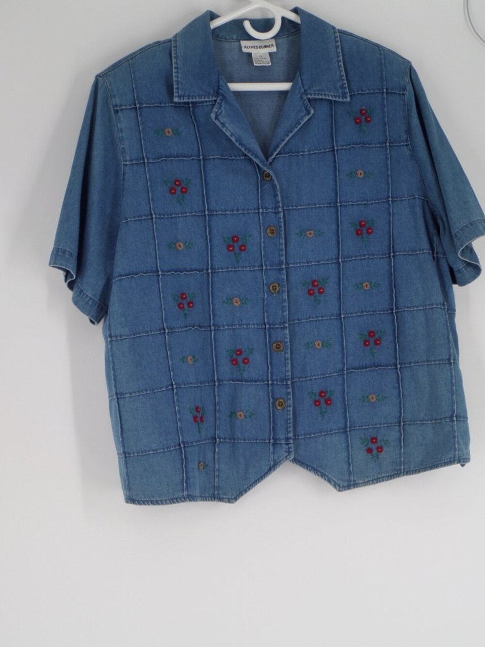 Alfred Dunner Woman's Jean Top with Embellishments Roses Size 18 Pre Owned